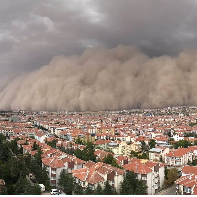 Ankara Polatlı'yı Esrarengiz Toz Bulutu Sardı, İlçeyi Kaplayan Toz Bulutu Nedeniyle Adeta Gündüz Geceye Döndü