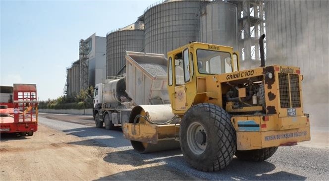 Büyükşehir Ekiplerinden Tarsus ve Çamlıyayla’nın Birçok Noktasında Asfalt Çalışması