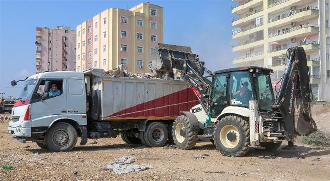 Erdemli Belediyesi Moloz Temizliğine Devam Ediyor