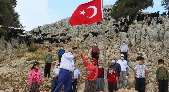 Mersin Erdemli'de Yaşayan Yörük Kızı Okuduğu Şiirle Gururlandırdı, Başkan Tollu Tablet Hediye Etti