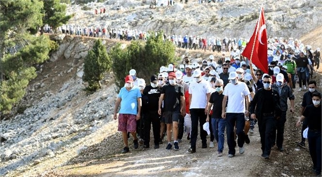 Seçer: " Atam, Sen Rahat Uyu, Bekçisiyiz Cumhuriyet’in "