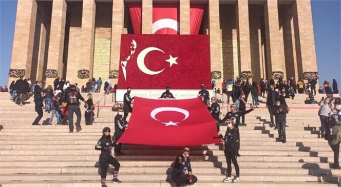 Mersinli Bisikletçiler, Başkan Yılmaz'dan Teslim Aldıkları Şanlı Bayrağı Anıtkabir'e Ulaştırdı