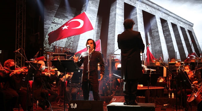 Gazi Mustafa Kemal, Sevdiği Şarkılarla Anıldı! Açık Havada Düzenlenen Konsere, 7’den 70’e Yüzlerce Vatandaş Katıldı