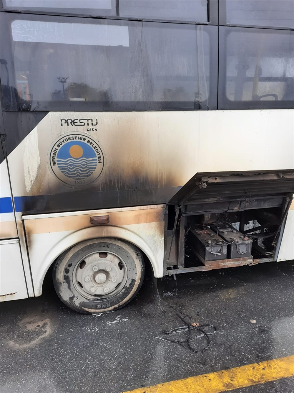 Mersin’in Tarsus İlçesinde Şehir İçi Yolcu Taşımacılığı Yapan Halk Otobüsü Seyir Halindeyken Yanmaya Başladı