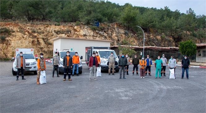 Mersin Büyükşehir Ekipleri, Sokağa Çıkma Yasağında da Patilileri ve Kanatlı Dostları Besledi