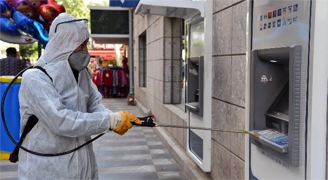 Ekipler, Duraklardan Bankalara Kadar Her Alanı Dezenfekte Ediyor