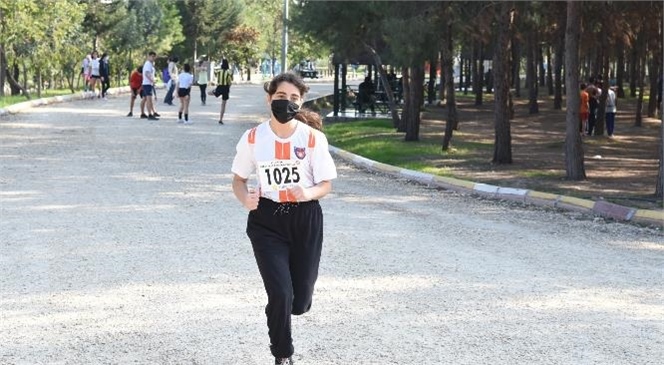 Toroslar'da Sporcular, Kurtuluş Coşkusuyla Koştu