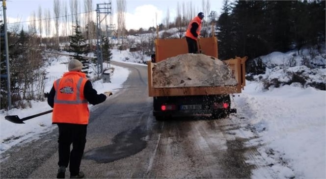 Ekipler, Buzlanan Yollarda Tuzlama Çalışması Yapıyor