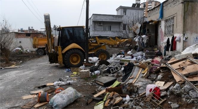 Mersin Yenişehir'de Bir Evden 5 Kamyon Çöp Çıkarıldı