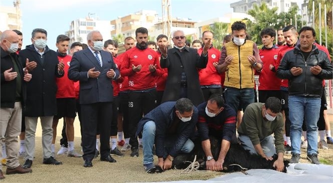 Mersin Erdemli'de "Futbolcular Kurban Kestiler, Virüssüz Sezon İçin Dua Ettiler"