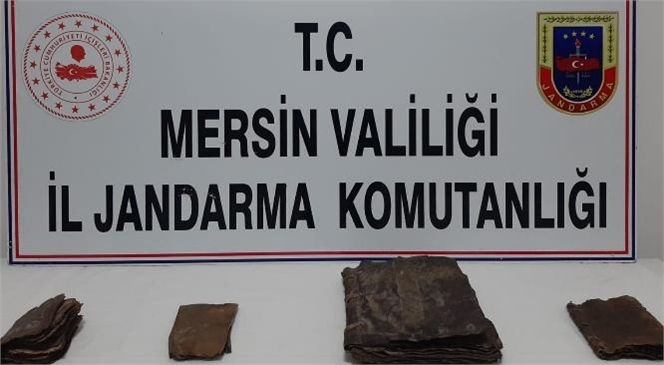 Mersin'de 4 Tane Deri El Yazmalı Kitap Ele Geçirildi