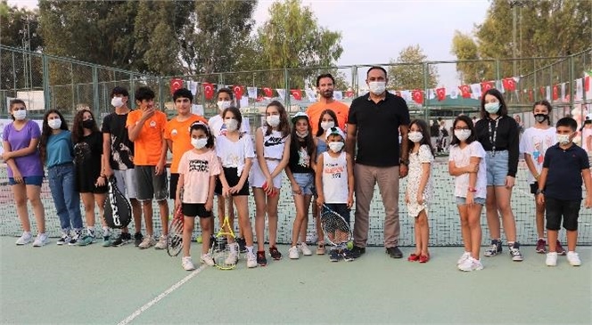 Gençlik ve Spor İl Müdürlüğünün Düzenlediği 8-10 Yaş İl Birinciliği Tenis Turnuvası'na Kupa ve Madalya Alarak Damgasını Vurdu