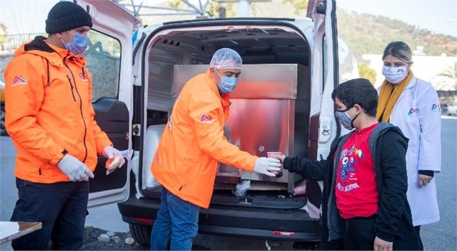 ‘1 Ekmek 1 Çorba" Gönüllerle Birlikte Günü de Isıtıyor! Büyükşehir’in Çorbası Merkeze Kilometrelerce Uzakta da Vatandaşlara Ulaşıyor