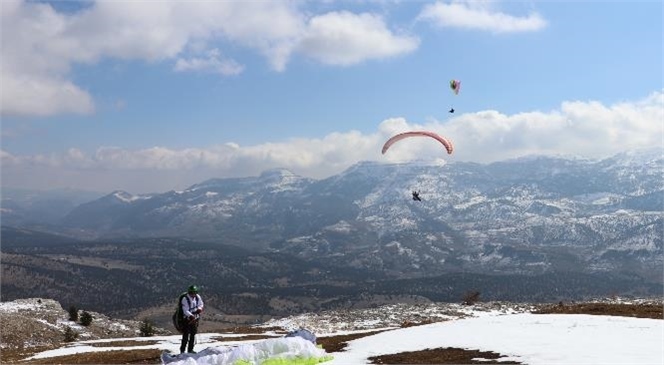 Toroslar, Yamaç Paraşütüyle Bir Başka Güzel "Semalarda, Şanlı Türk Bayrağı Dalgalandı"