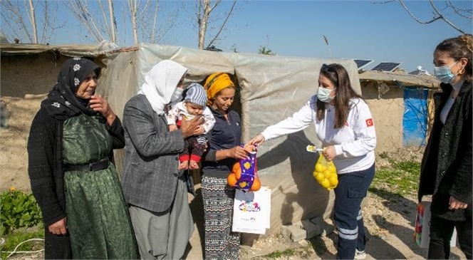 Mevsimlik Tarım İşçilerine Desteğini Sürdüren Mersin Büyükşehir Belediyesi Hijyen Kiti ve Narenciye Paketi Ulaştırdı