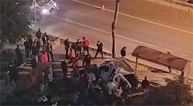 Mersin'de Seyir Halindeki Otomobil Durağa Daldı