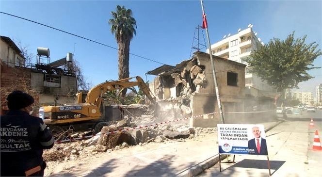 Vatandaşların Yakındığı Metruk Bina Yıkıldı! Akdeniz Belediyesi Bahçe Mahallesi'nde Bulunan 2 Katlı Metruk Yapıyı Kontrollü Şekilde Yıktı