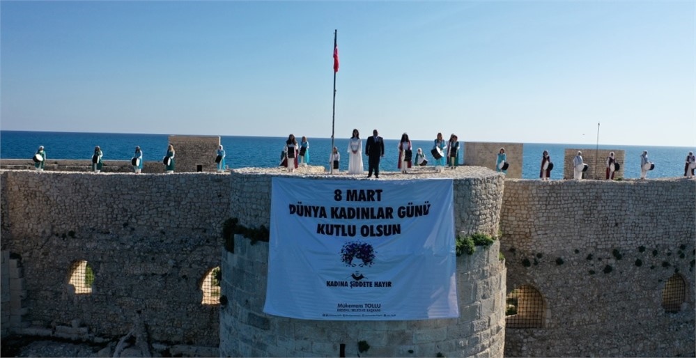 Mersin Erdemli ’de Otuz Üç Kadın, Kadın Hakları için Ritim Tuttu