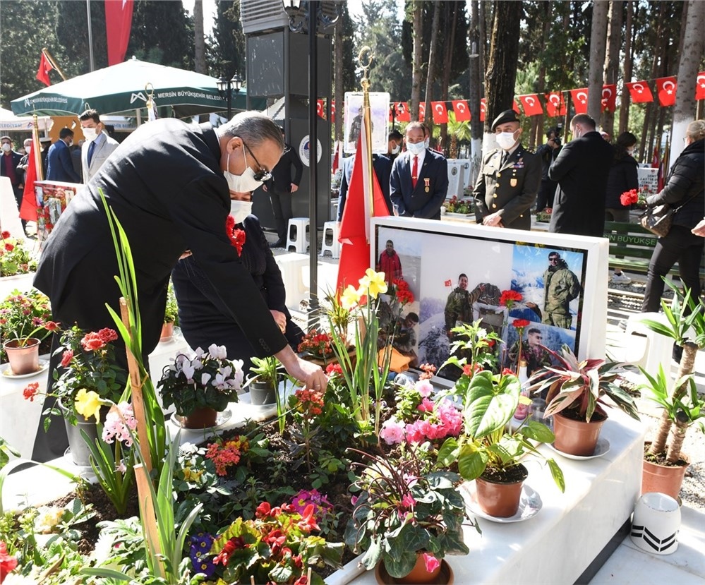 Vali Su, Mersin Şehitliğini Ziyaret Etti