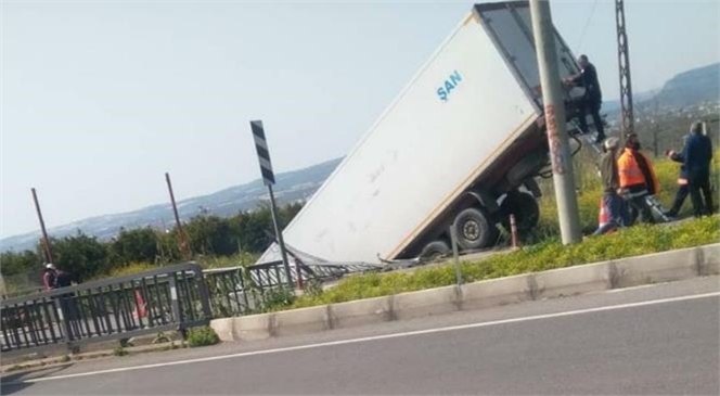 Mersin'de Köprüden Aşağı Uçan Tır Askıda Kaldı