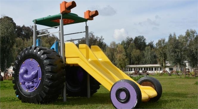 Hurda Malzemelerden Çocuklar İçin Traktör Kaydırak Yapıldı