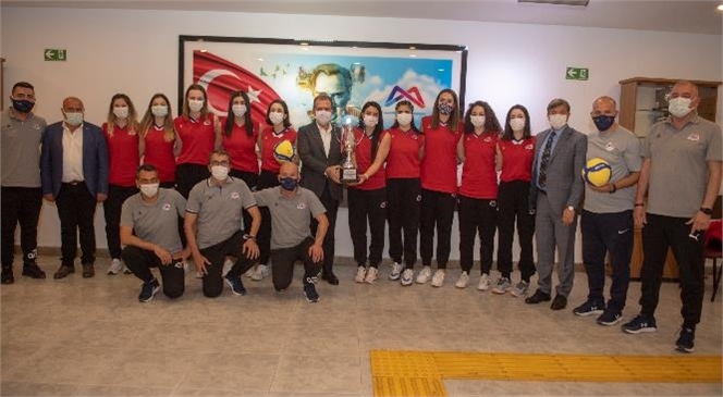 1. Lig’e Yükselen Kadın Voleybolcular Aldıkları Kupayı Başkan Seçer’e Hediye Etti