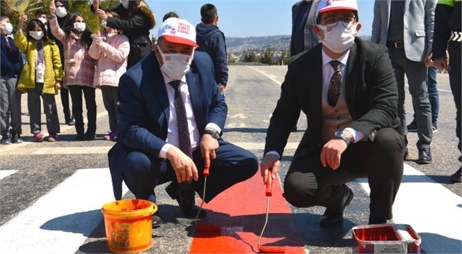 Gülnar’da da Yaya Geçitlerinin Orta Şeritleri Kırmızıya Boyandı