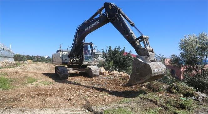 "Erdemli'de Üreticinin Yolları Yapılıyor, Üretime Destek Veriliyor"