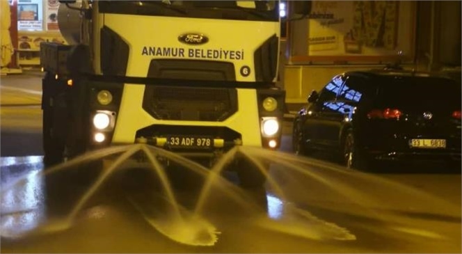 Anamur Belediyesi Cadde Sokakları Virüslerden Koruma Amacıyla İçerisinde Dezenfektan ve Kekik Özlü Su Bulunan Tankerlerle Yıkıyor