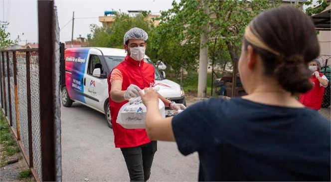 Mersin Büyükşehir Belediyesi’nin Ramazan Ayı’nın İlk Günü Başlattığı Günlük 5 Bin Ücretsiz İftar Yemeği Dağıtımında Kapasite Artırıldı