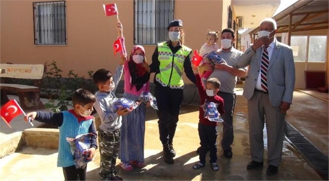 Jandarmadan 23 Nisan Etkinliği! Mersin’de Jandarma Ekipleri Çocuklara Hediyeler Dağıtarak 23 Nisan Coşkusuna Ortak Oldular