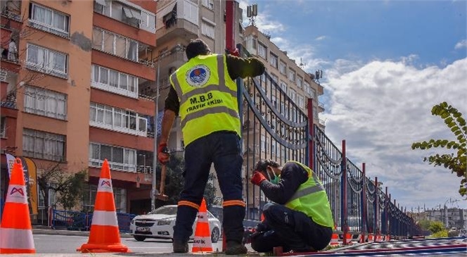 Mersin Büyükşehir, Refüjlere Yaya Güvenliği İçin Korkuluk Yapıyor