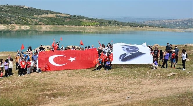 Antrenörler ve Genç Futbolcular Bayram Coşkusuyla Sahaya İndi