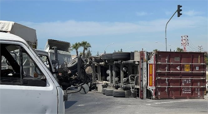 Adana - Mersin D400 Karayolu Üzeri Tarsus Yeni Hastane Kavşağında Devrilen Tırın Sürücüsü Yaralandı