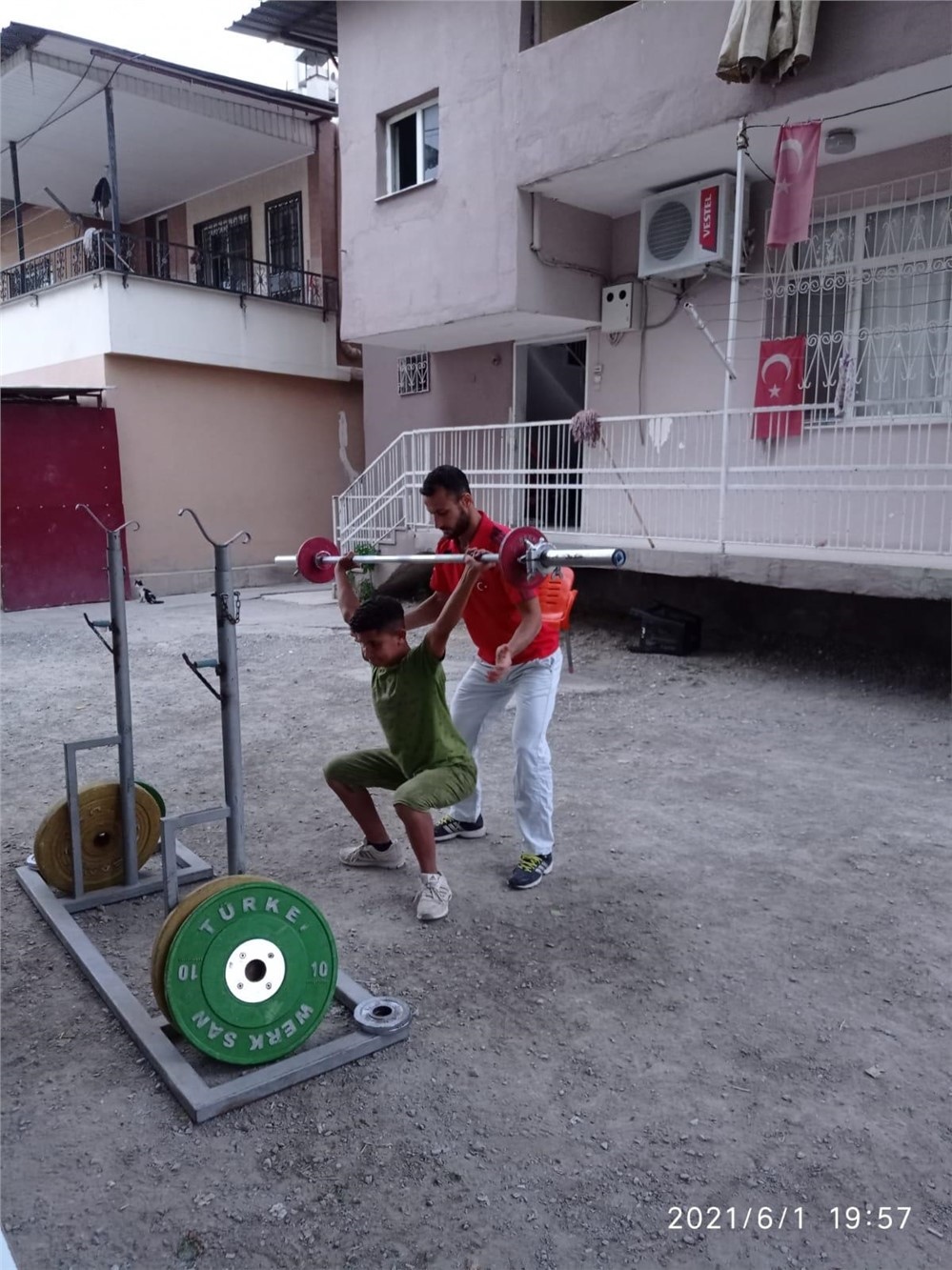 Mersin’in Tarsus İlçesinde Spor Tutkunu Gençler, Kendi İmkanları İle Sokakları Spor Salonuna Çevirip Hayallerine Adın Adım İlerliyor