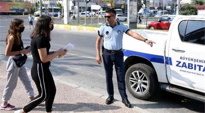 Sınavdaki Çocuklarını Bekleyen Ailelere Su ve Şapka Dağıtımı