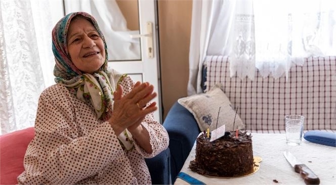 Vasfiye Teyze Doğum Gününü Hayatında İlk Kez Mersin Büyükşehir’le Kutladı