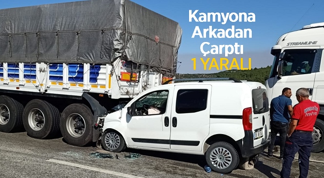 Tarsus TEM Otoyolunda Ticari Oto, Kamyona Arkadan Çarptı: 1 Hafif Yaralı