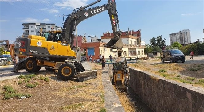 İçi Balçık Dolu Dere Büyükşehir Ekiplerince Temizlendi