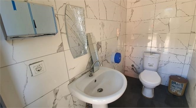 Mersin Büyükşehir’in Vatandaşların Kullanımına Açtığı Tuvaletlere Saldırılar Bitmiyor