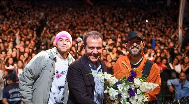 Başkan Seçer, Athena Konserinde Tarsusluların Bayram Coşkusuna Ortak Oldu