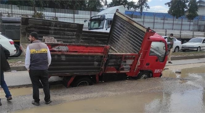 Mersin'de Gece Saatlerinde Başlayan Yağış Hayatı Olumsuz Etkiledi, Sürücüler Zor Anlar Yaşadı