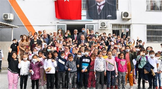 Mersin Büyükşehir Belediye Başkanı Vahap Seçer, 24 Kasım Öğretmenler Günü Dolayısıyla İki Ayrı Programa Katılarak Öğretmenler ve Öğrencilerle Bir Araya Geldi