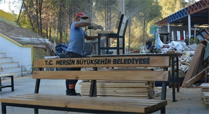 Tarsus Gençlik Kampı’ndaki Geri Dönüşüm Atölyesi Harikalar Yaratmaya Devam Ediyor