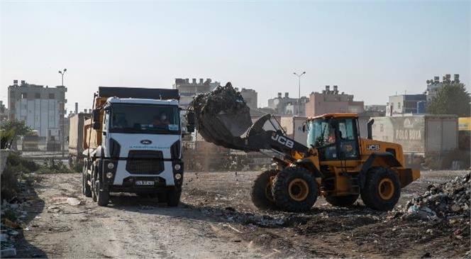 Büyükşehir, Şevket Sümer’de Kaçak Döküm Sonucu Ortaya Çıkan Çöp ve Moloz Yığınlarını Ortadan Kaldırıyor