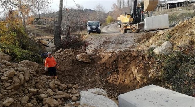 Mersin Büyükşehir Belediyesi Ekipleri, Başkan Vahap Seçer’in "Tüm İlçelerimize Eşit Hizmet Gidecek" Söylemi Doğrultusunda, Sorumluluk Alanında Ki Her Noktada Altyapı Çalışmaları Sürüyor