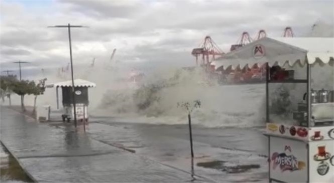 Mersin'de Etkili Olan Sağanak Yağışlarla Birlikte Merkezde Dalgalar Metrelerce Yükseldi Deniz Taştı