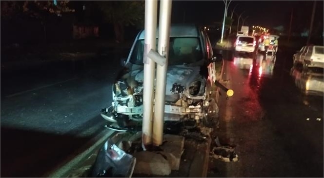 Mersin Tarsus'ta Yağış Nedeniyle Kontrolden Çıkan Araç Direğe Çarptı