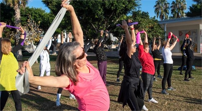 Mersin'de Kadınlar İçin Deniz Kenarında Ücretsiz Pilates İmkanı! Mersin Büyükşehir’den Haftanın 3 Günü "Yetişkin Pilates" Aktivitesi