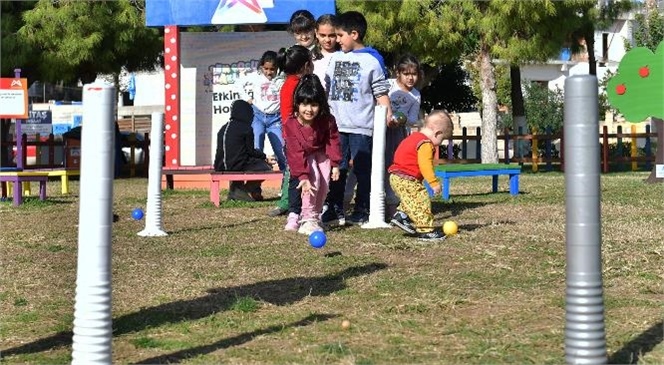 Çocuklar Sahilde Bocce İle Sosyalleşiyor